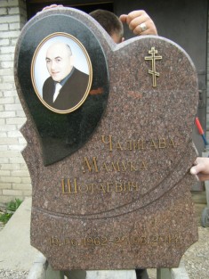 Фото памятника Сердце из Токовского гранита