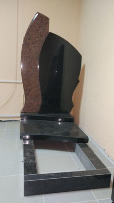 Фото памятника К-08 с двумя полунадгробками габбро